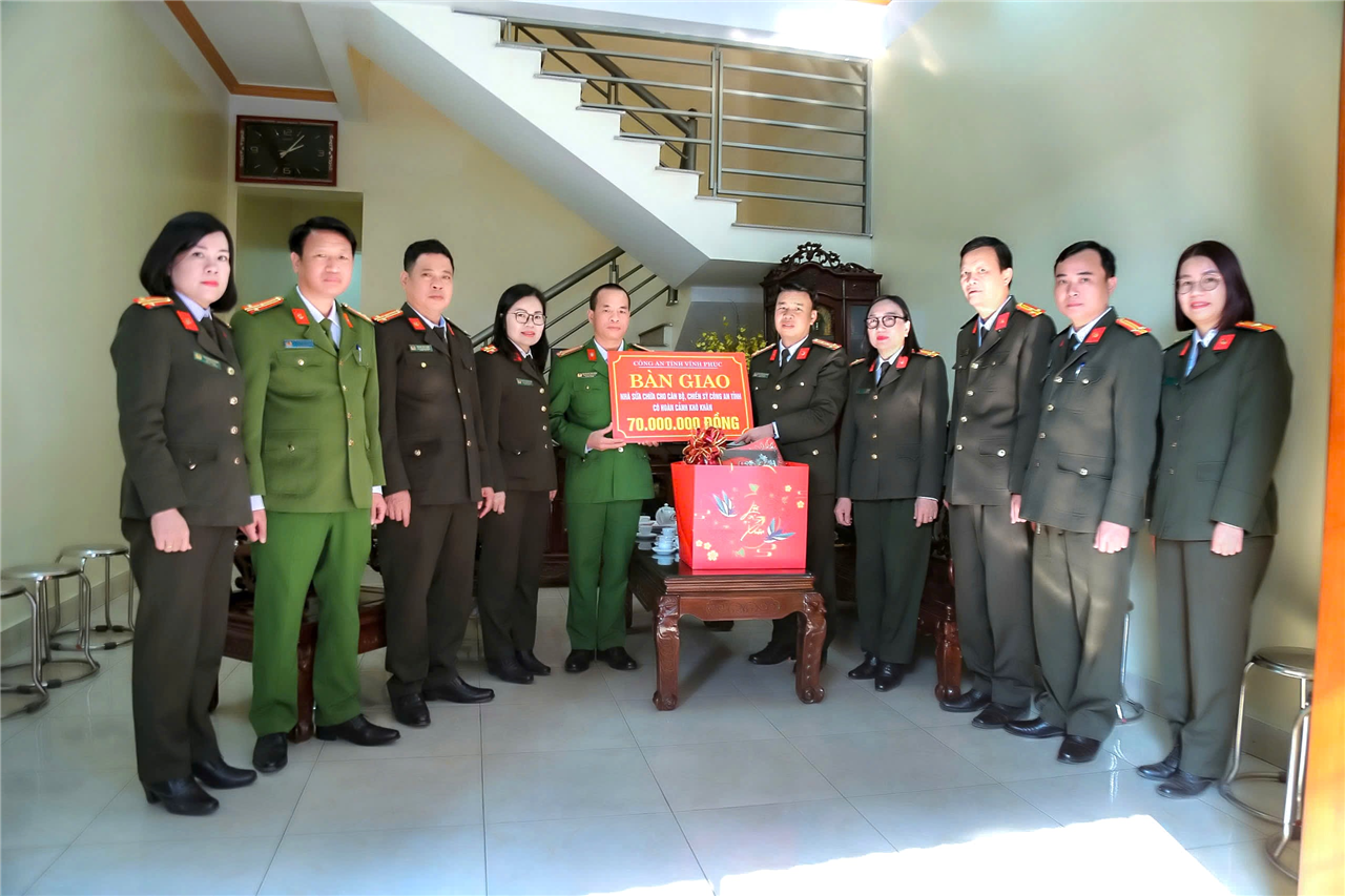 Đại tá Nguyễn Văn Công, Phó Giám đốc Công an tỉnh bàn giao nhà sửa chữa và tặng quà, chúc Tết gia đình đồng chí Nguyễn Duy Tiến Thắng.