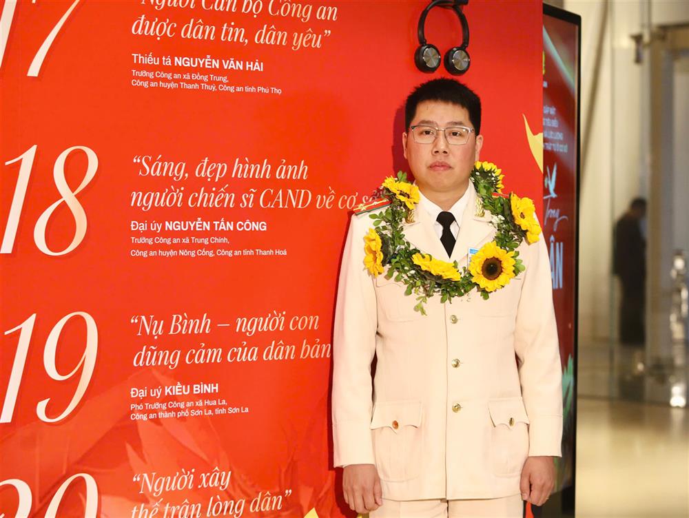 Đại úy Kiều Bình, Phó trưởng Công an xã Hua La tại chương trình giao lưu nghệ thuật chính luận “Sống trong lòng dân” gặp mặt những tấm gương tiêu biểu Công an xã, thị trấn và lực lượng tham gia bảo vệ ANTT ở cơ sở được Bộ Công an tổ chức