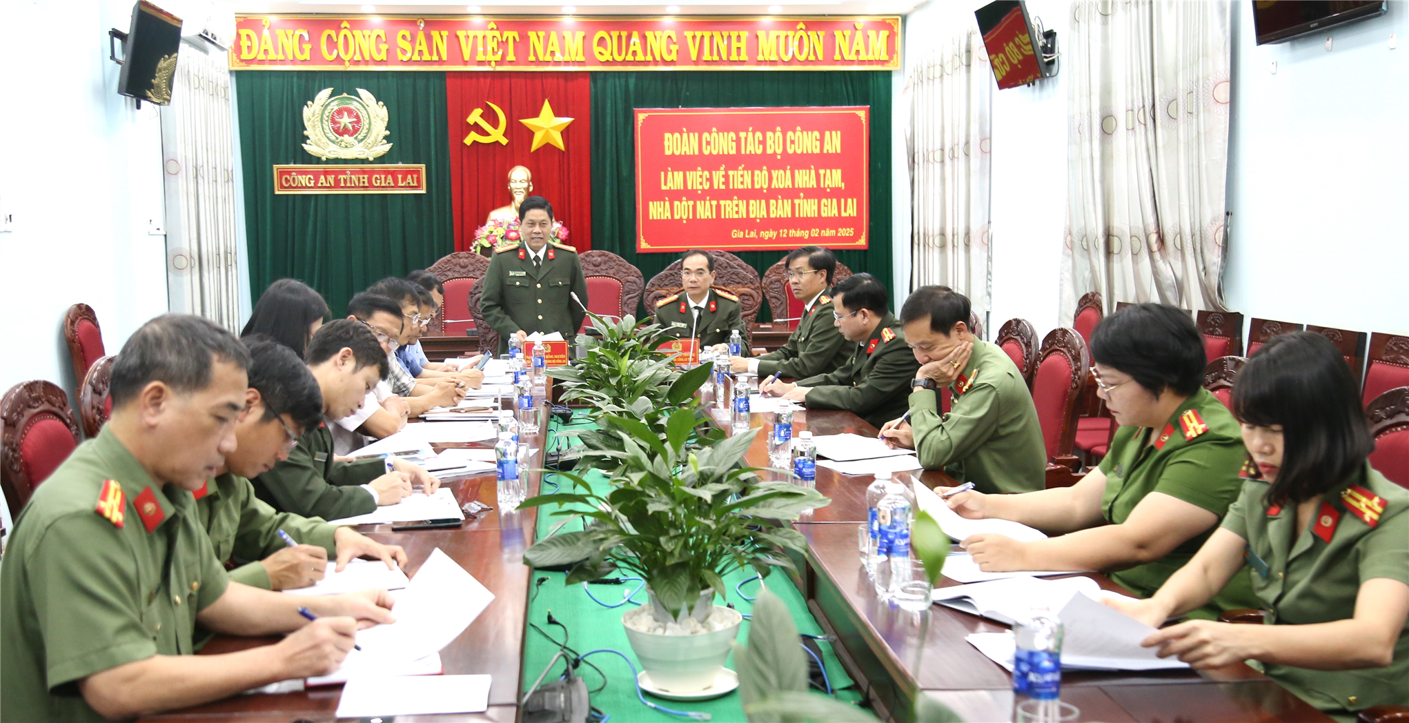 Toàn cảnh buổi làm việc.