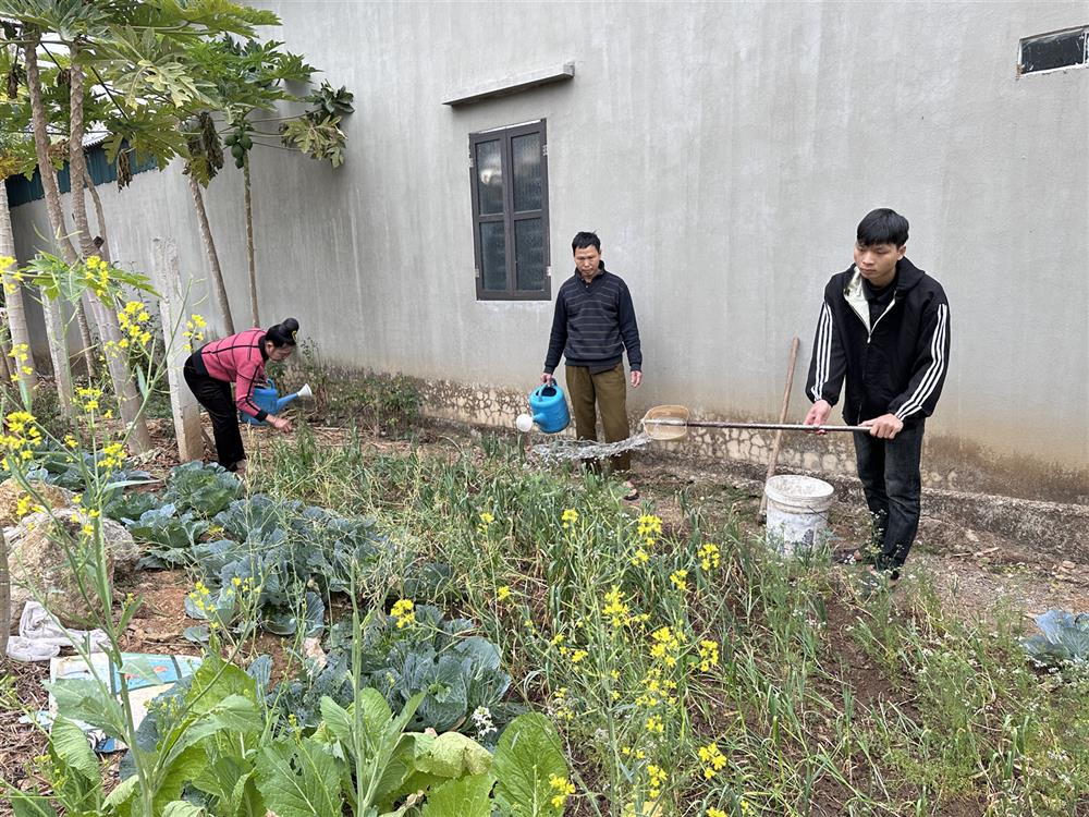 Thanh niên Lò Văn Duy phụ giúp gia đình làm việc nhà.