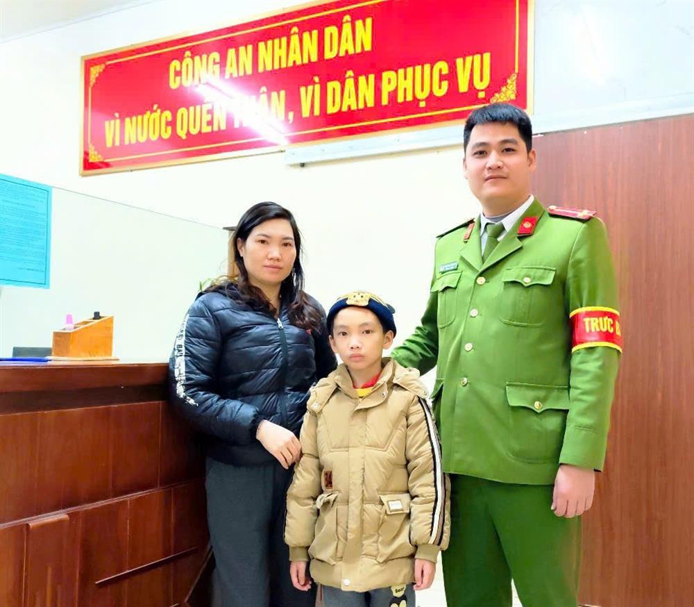 Công an phường Nông Tiến đưa cháu bé về với gia đình an toàn.