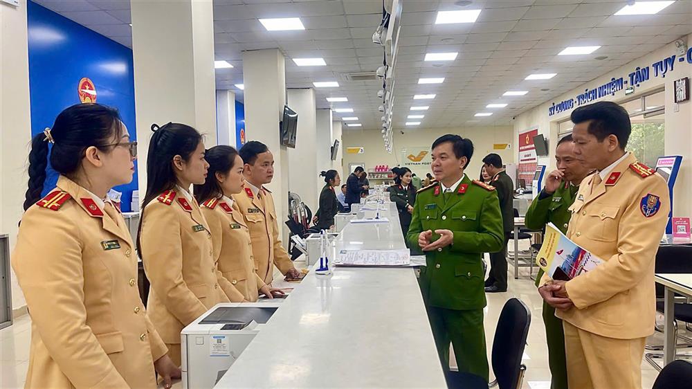 Đại tá Đỗ Tiến Thuỳ, Phó Giám đốc Công an tỉnh kiểm tra công tác tiếp nhận cấp đổi giấy phép lái xe của lực lượng Cảnh sát giao thông tại Trung tâm hành chính công tỉnh.
