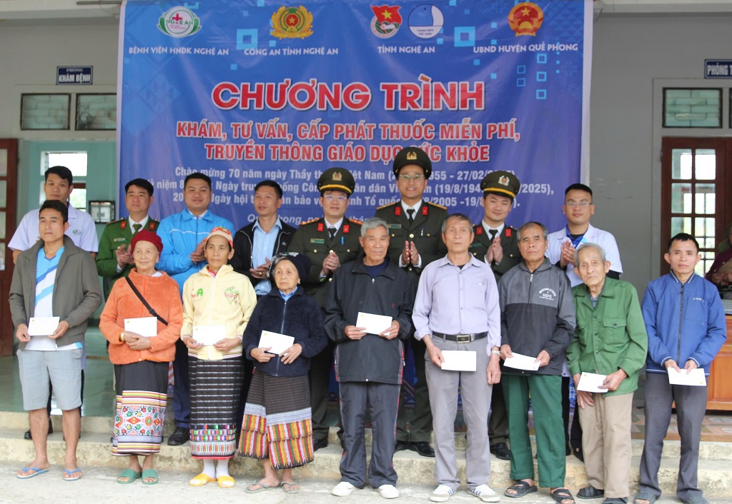 Trao 10 suất quà tặng các gia đình có hoàn cảnh đặc biệt khó khăn trên địa bàn xã Thông Thụ.