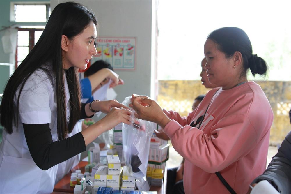 Cấp phát thuốc cho người dân sau thăm khám.