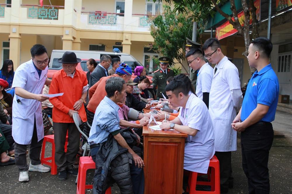 Y, bác sĩ Bệnh viện Công an tỉnh và Bệnh viện Hữu nghị đa khoa tỉnh đón tiếp và tư vấn, hướng dẫn người dân đến khám bệnh.