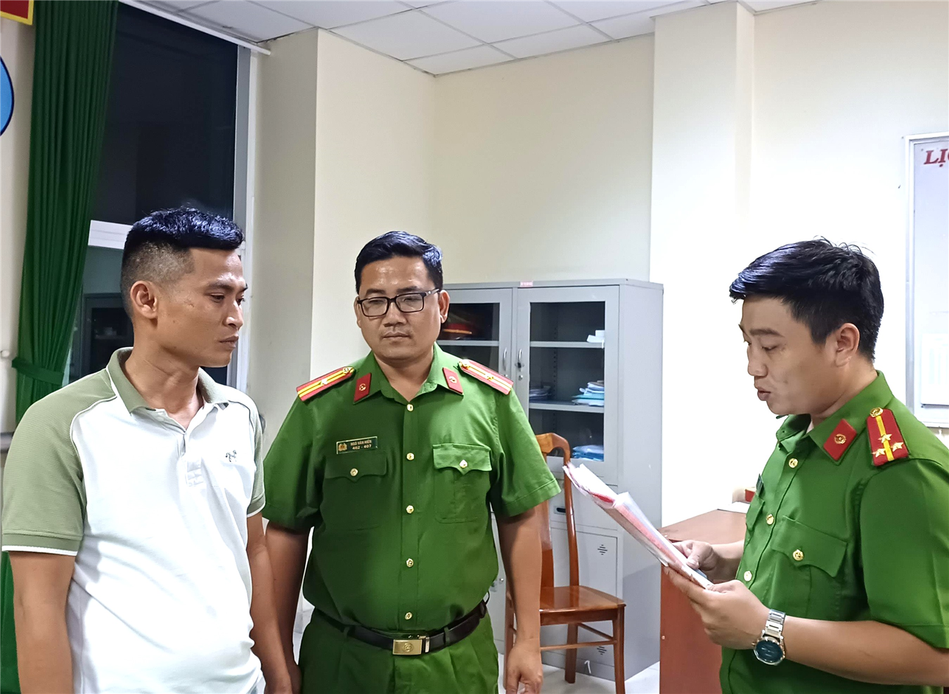 Cơ quan Cảnh sát điều tra Công an huyện Bình Chánh tống đạt các Quyết định và Lệnh đối với Trần Vinh Dự. 