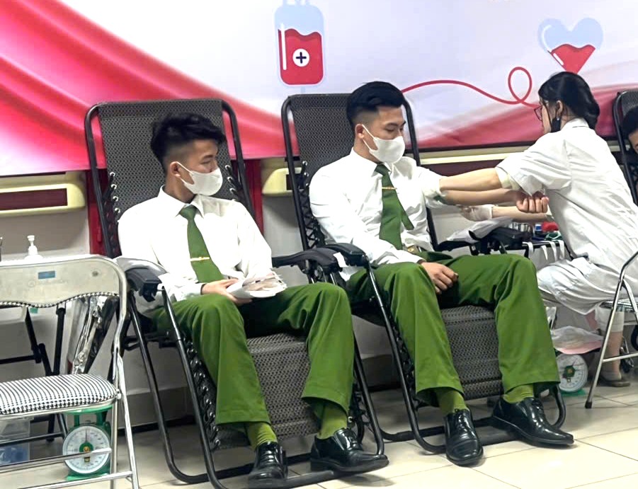 Đoàn viên, thanh niên Phòng Cảnh sát cơ động kịp thời hiến máu cấp cứu bệnh nhân.