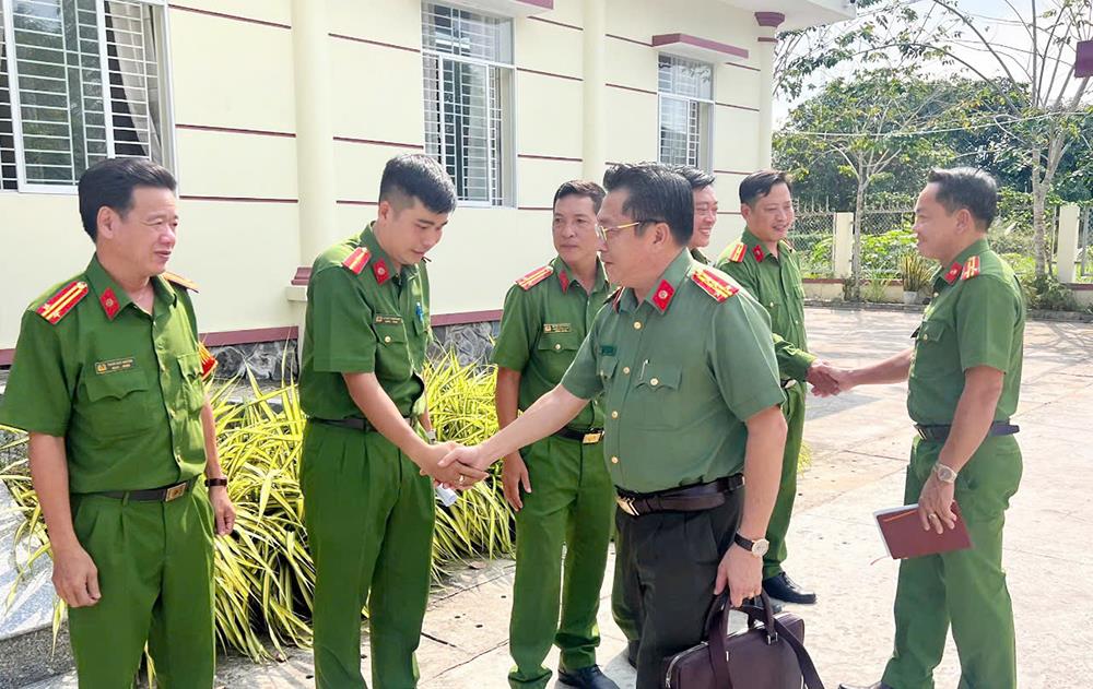 Đại tá Lâm Phước Nguyên, Giám đốc Công an tỉnh cùng đoàn công tác đến thăm, kiểm tra, động viên cán bộ, chiến sĩ Công an xã Mỹ Khánh, thành phố Long Xuyên.