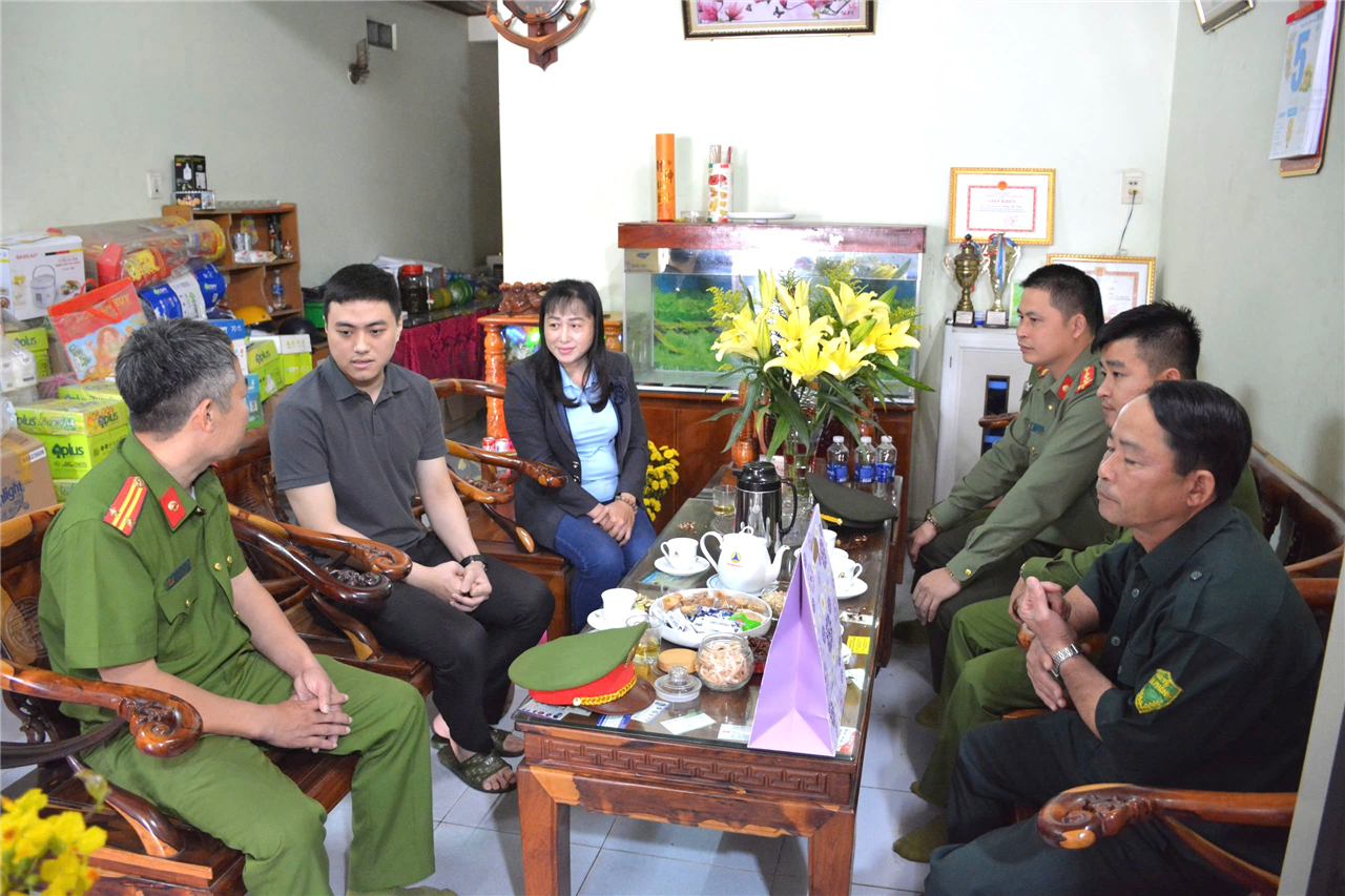 Đại diện Công an huyện Núi Thành, Công an xã Tam Hiệp và các đoàn thể đến thăm, động viên tân binh Nguyễn Đức Phúc.