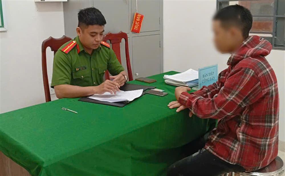 Công an xã Trà Tập làm việc với H.V.C về việc đăng tải thông tin sai sự thật.