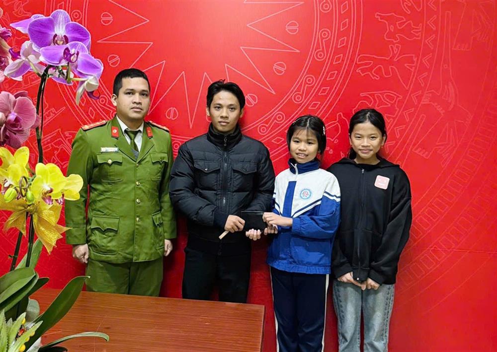Công an phường Phú Thượng, quận Thuận Hóa, cùng hai em học sinh trao trả lại tài sản cho anh Trần Thanh Nhã. 