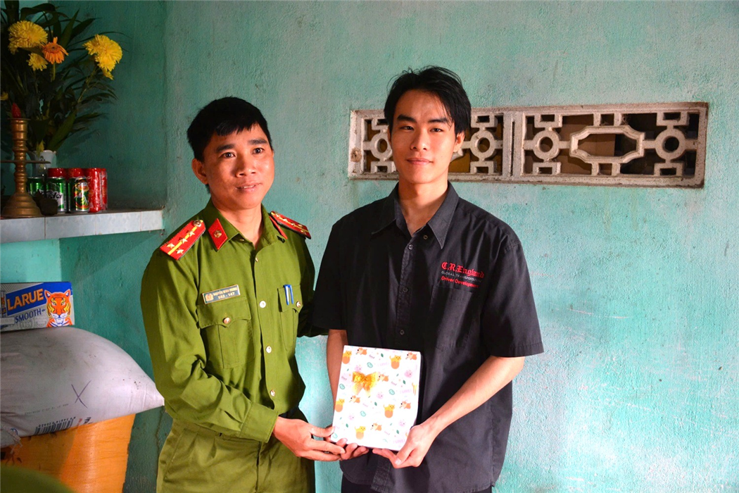 Công an xã Tam Xuân II tặng quà động viên em Doãn Bá Vỹ trước khi lên đường nhập ngũ.