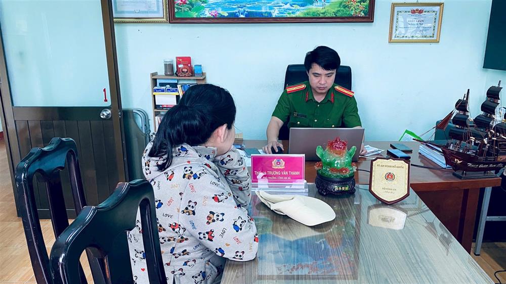 Công an xã Đại Hiệp làm việc với Đ.T.T.L. về đăng tin giả.