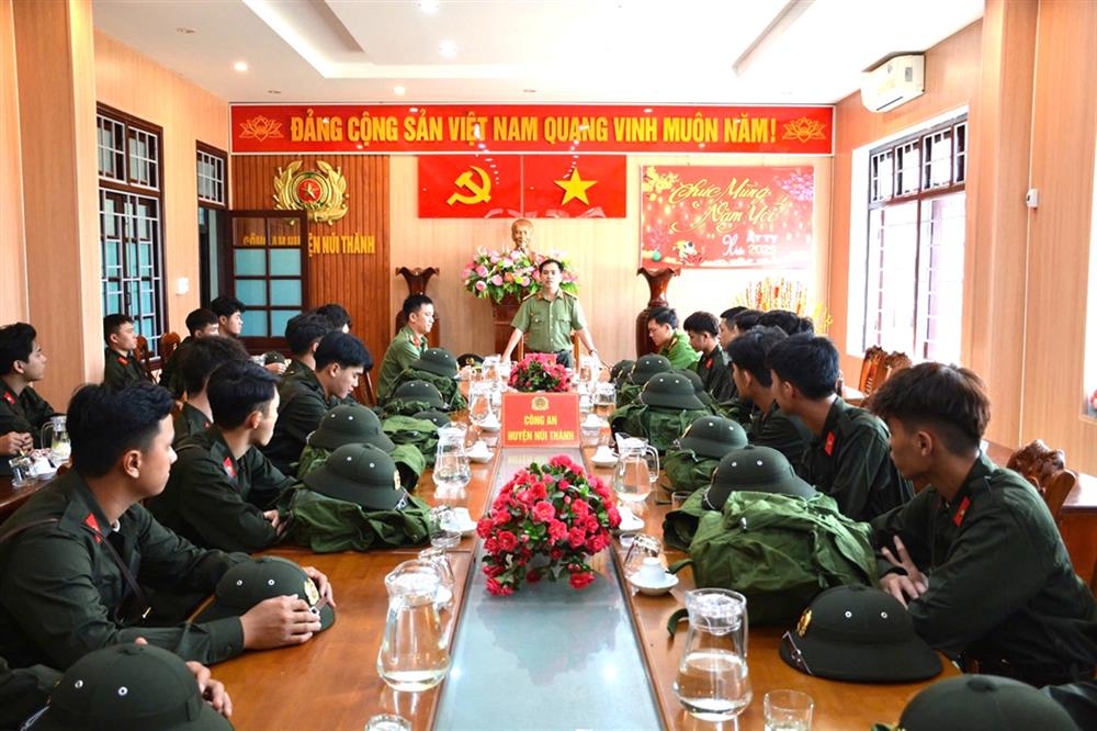 Lãnh đạo Công an huyện Núi Thành tổ chức gặp mặt, tặng quà các tân binh.