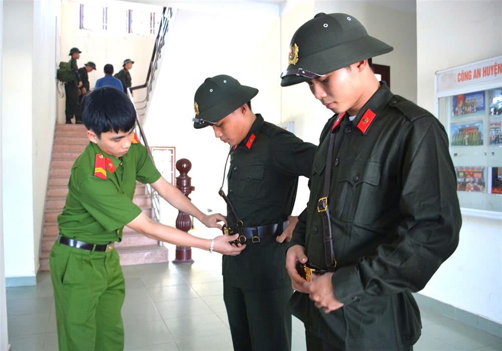 Cán bộ Công an huyện hướng dẫn các tân binh sử dụng trang phục CAND.