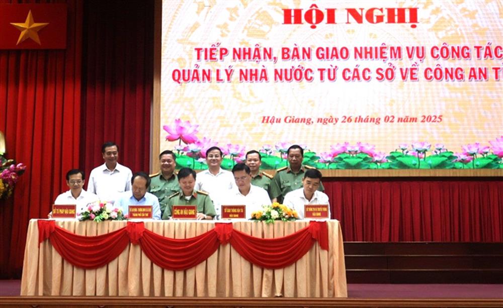 Dưới sự chứng kiến của đồng chí Chủ tịch Ủy ban nhân dân tỉnh, lãnh đạo Công an tỉnh và lãnh đạo các Sở ký kết biên bản tiếp nhận, bàn giao nhiệm vụ.