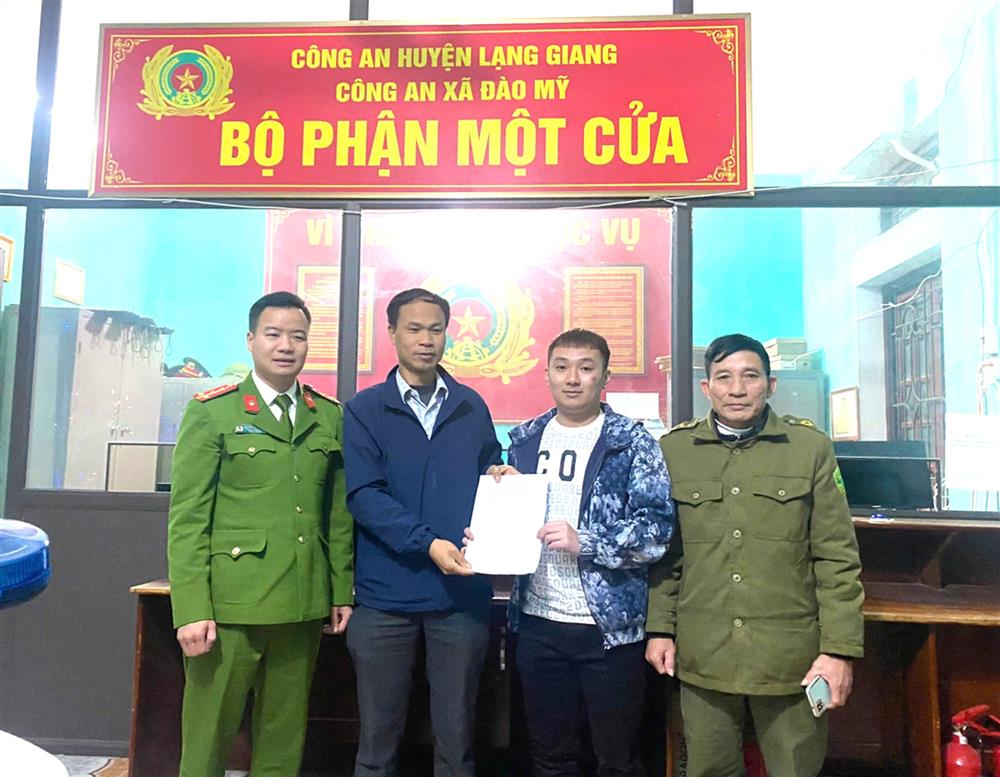 Tại trụ sở Công an xã Đào Mỹ, anh Ngô Xuân Mạnh đã chuyển trả lại tiền chuyển nhầm cho anh Trịnh Ngọc Tuyến.
