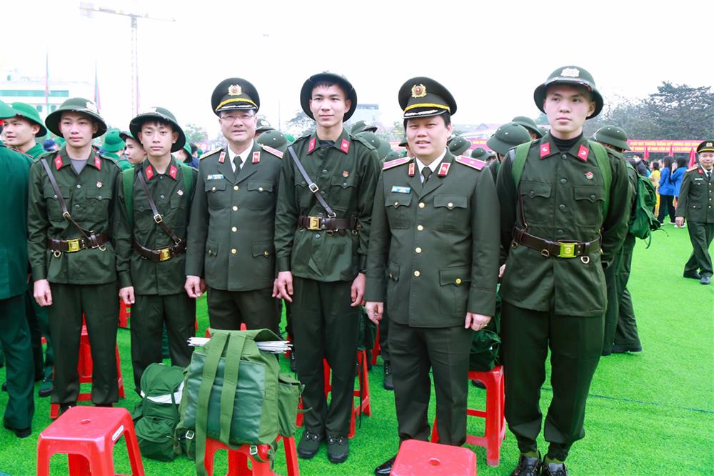 Thứ trưởng Phạm Thế Tùng cùng đại biểu tặng hoa và động viên các tân binh lên đường nhập ngũ.