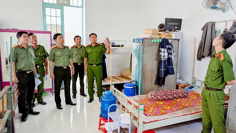 Đại tá Lê Phú Thạnh, Phó Giám đốc Công an tỉnh cùng đoàn công tác đến thăm, kiểm tra nơi ăn nghỉ của cán bộ, chiến sĩ Công an xã Bình Mỹ, huyện Châu Phú.