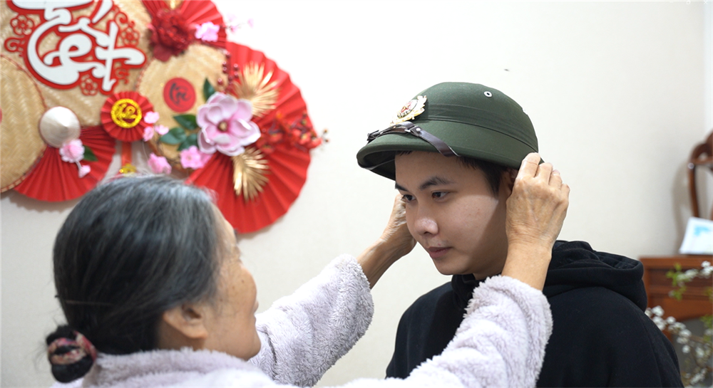 Bà Cao Thị Được chuẩn bị hành lý cho cháu trai Nguyễn Văn Thành trước ngày lên đường nhập ngũ.
