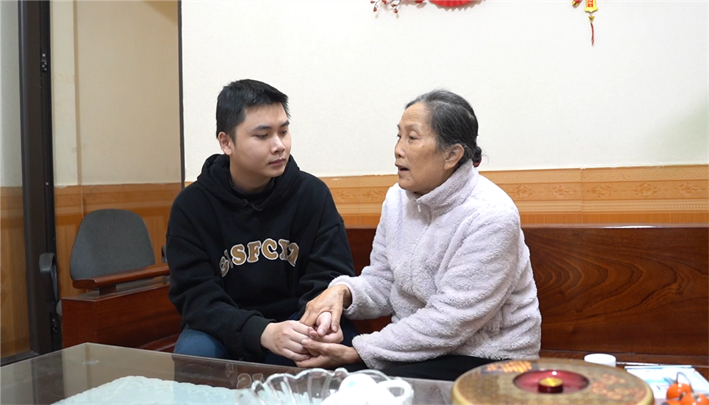 Bà Cao Thị Được động viên cháu trai Nguyễn Văn Thành trước ngày lên đường nhập ngũ.