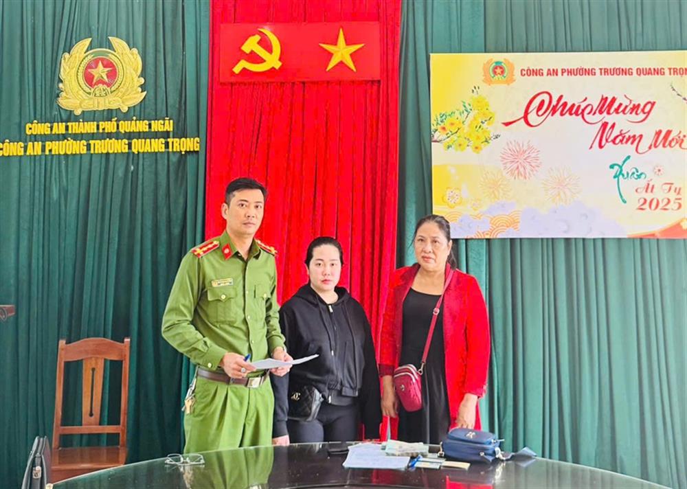 Công an phường Trương Quang Trọng tổ chức trao trả tài sản bị đánh rơi cho chị T.