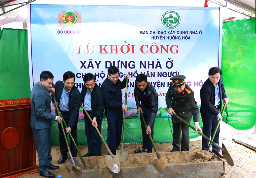 Các đại biểu tiến hành động thổ khởi công xây dựng nhà ở cho hộ gia đình ông Hồ Văn Ngươi, ở khối 6, thị trấn Khe Sanh, huyện Hướng Hóa.