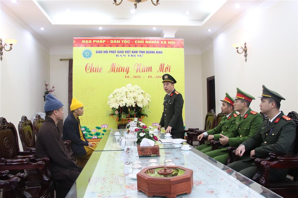 Công an thành phố Uông Bí trao đổi với Ban Trị sự Giáo hội Phật giáo thành phố Uông Bí về công tác đảm bảo ANTT Lễ hội xuân Yên Tử.