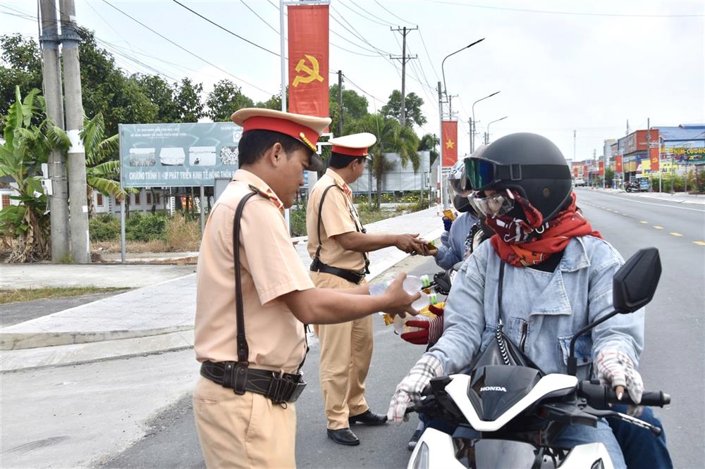 Bên cạnh tuần tra, kiểm soát, Cảnh sát giao thông Bạc Liêu cũng hỗ trợ nước suối, khăn lạnh cho bà con trên chặng đường về quê nghỉ Tết.