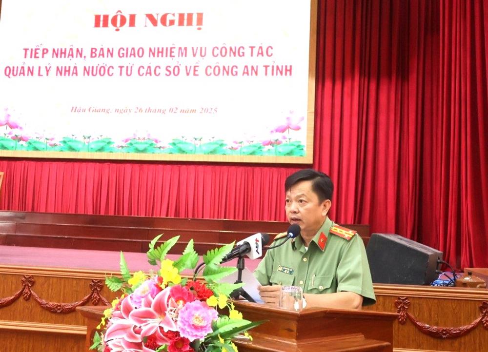 Đại tá Huỳnh Việt Hòa, Giám đốc Công an tỉnh phát biểu tiếp thu.