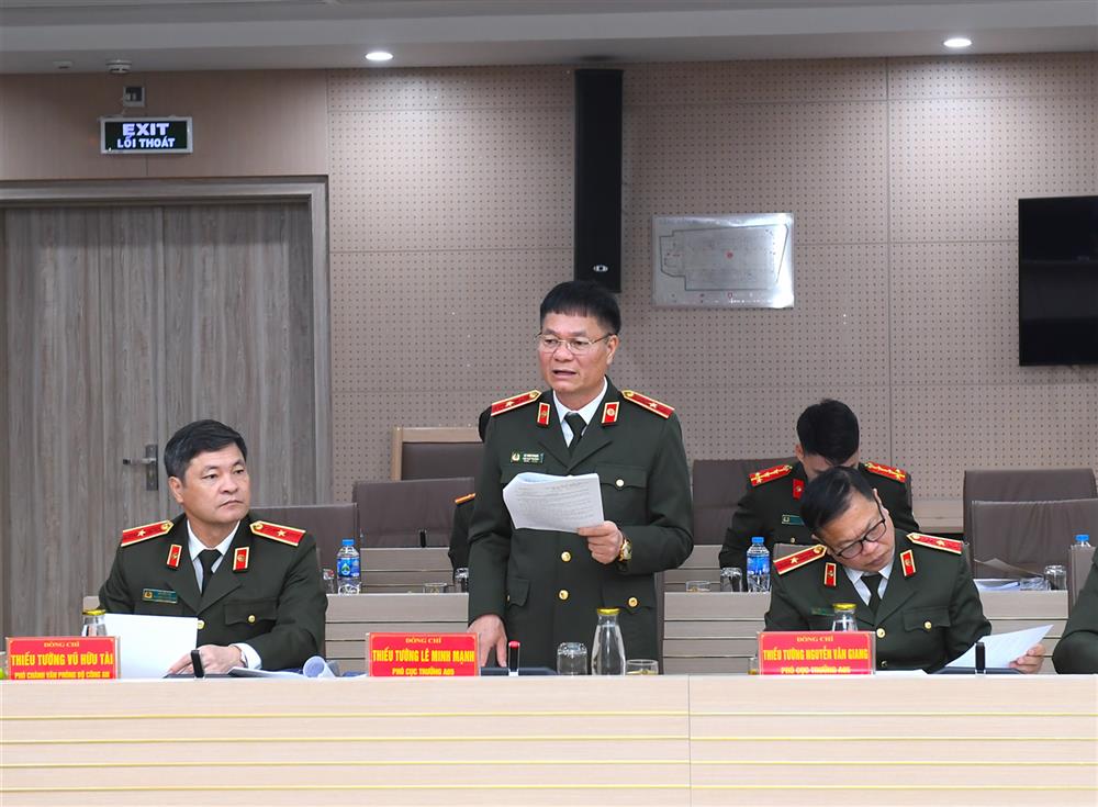Lãnh đạo Cục An ninh mạng và phòng, chống tội phạm sử dụng công nghệ cao trình bày báo cáo tại cuộc họp.