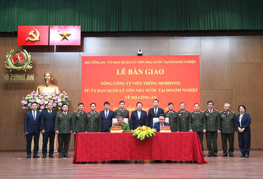 Thứ trưởng Nguyễn Ngọc Lâm; đồng chí Nguyễn Ngọc Cảnh, Phó Chủ tịch Ủy ban Quản lý vốn nhà nước tại doanh nghiệp ký biên bản bàn giao quyền đại diện chủ sở hữu nhà nước tại Tổng công ty Viễn thông MobiFone từ Ủy ban Quản lý vốn nhà nước tại doanh nghiệp về Bộ Công an quản lý.