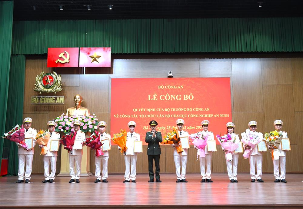 Bộ trưởng Lương Tam Quang trao Quyết định của Bộ Công an về điều động giữ chức vụ Cục trưởng và Phó Cục trưởng Cục CNAN cho các đồng chí lãnh đạo. 