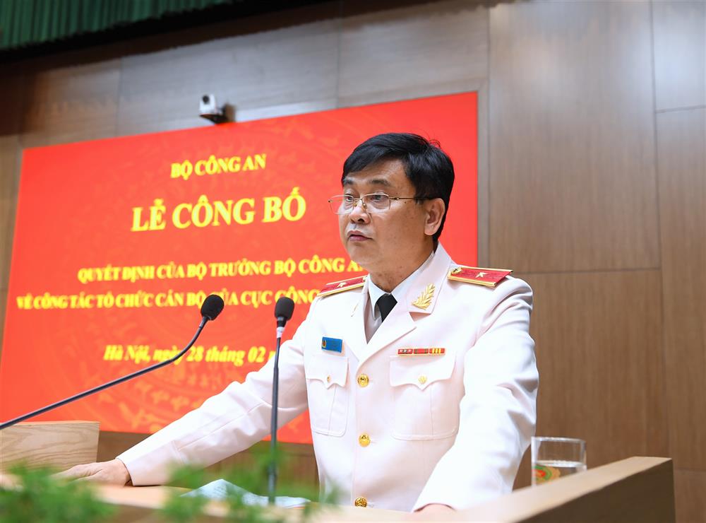 Thiếu tướng Lưu Hồng Quảng, Cục trưởng Cục CNAN phát biểu nhận nhiệm vụ. 