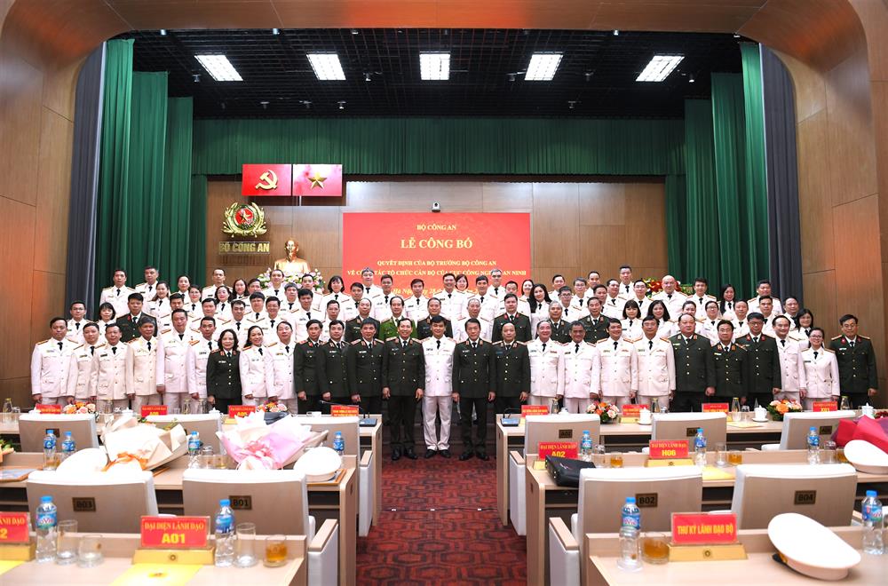 Bộ trưởng Lương Tam Quang cùng các đại biểu chụp ảnh lưu niệm.