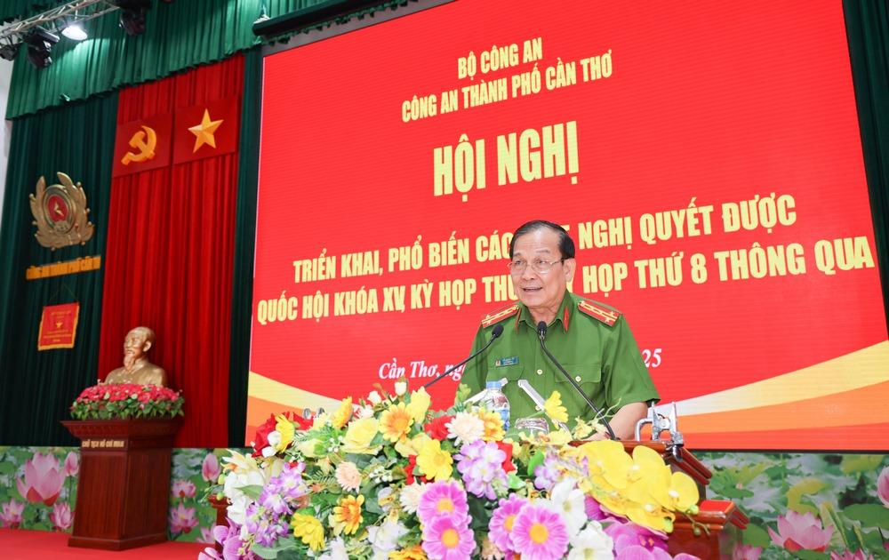 Đại tá Hồ Trung Lập, Phó Giám đốc Công an thành phố Cần Thơ phát biểu tại Hội nghị.