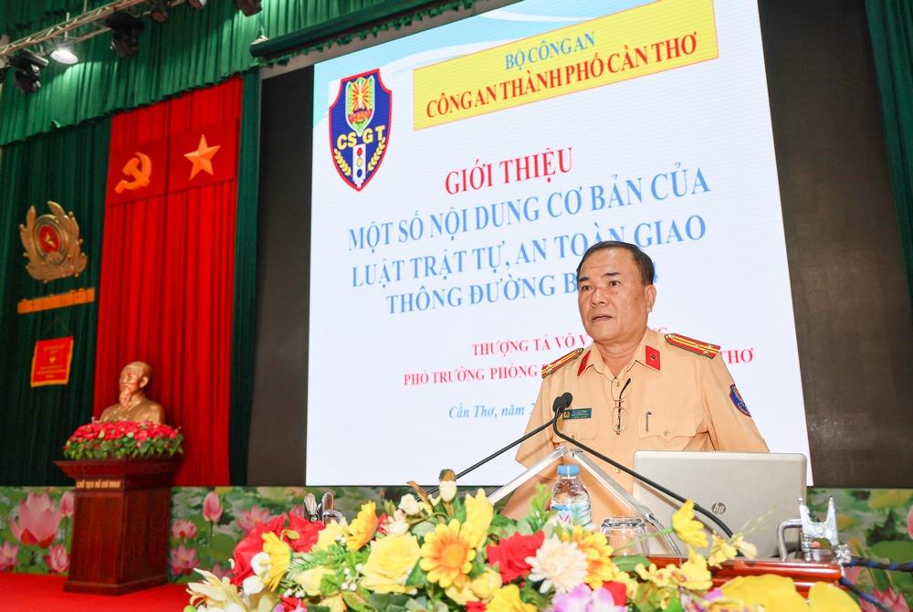 Lãnh đạo Phòng Cảnh sát giao thông giới thiệu một số nội dung cơ bản của Luật Trật tự, an toàn giao thông đường bộ.