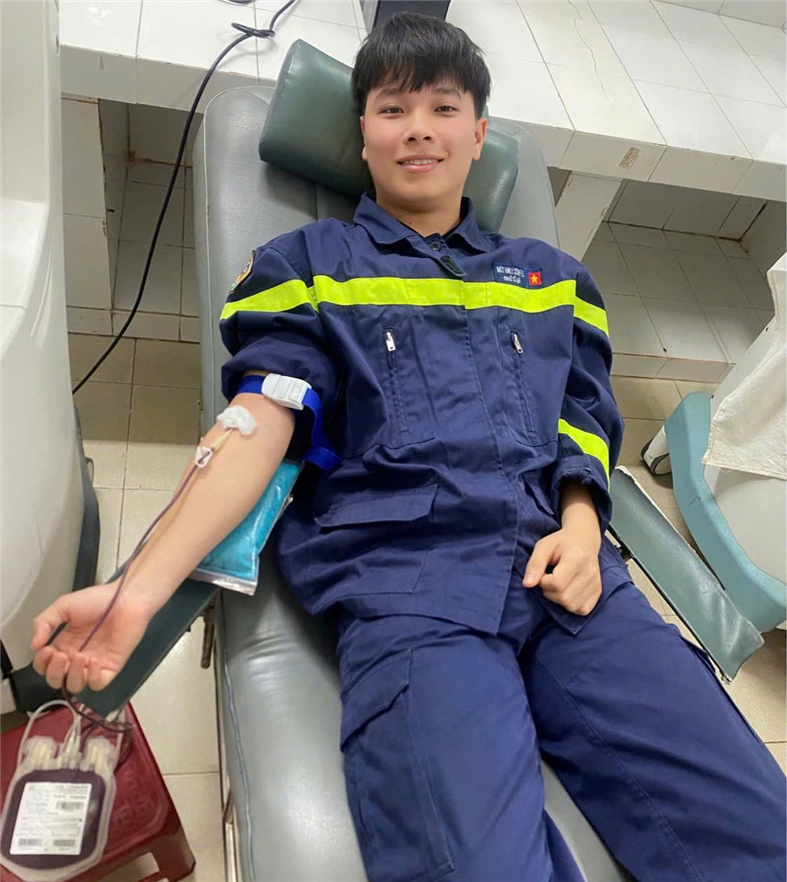 Hạ sĩ Lê Đức Linh Tâm kịp thời hiến máu cứu người.