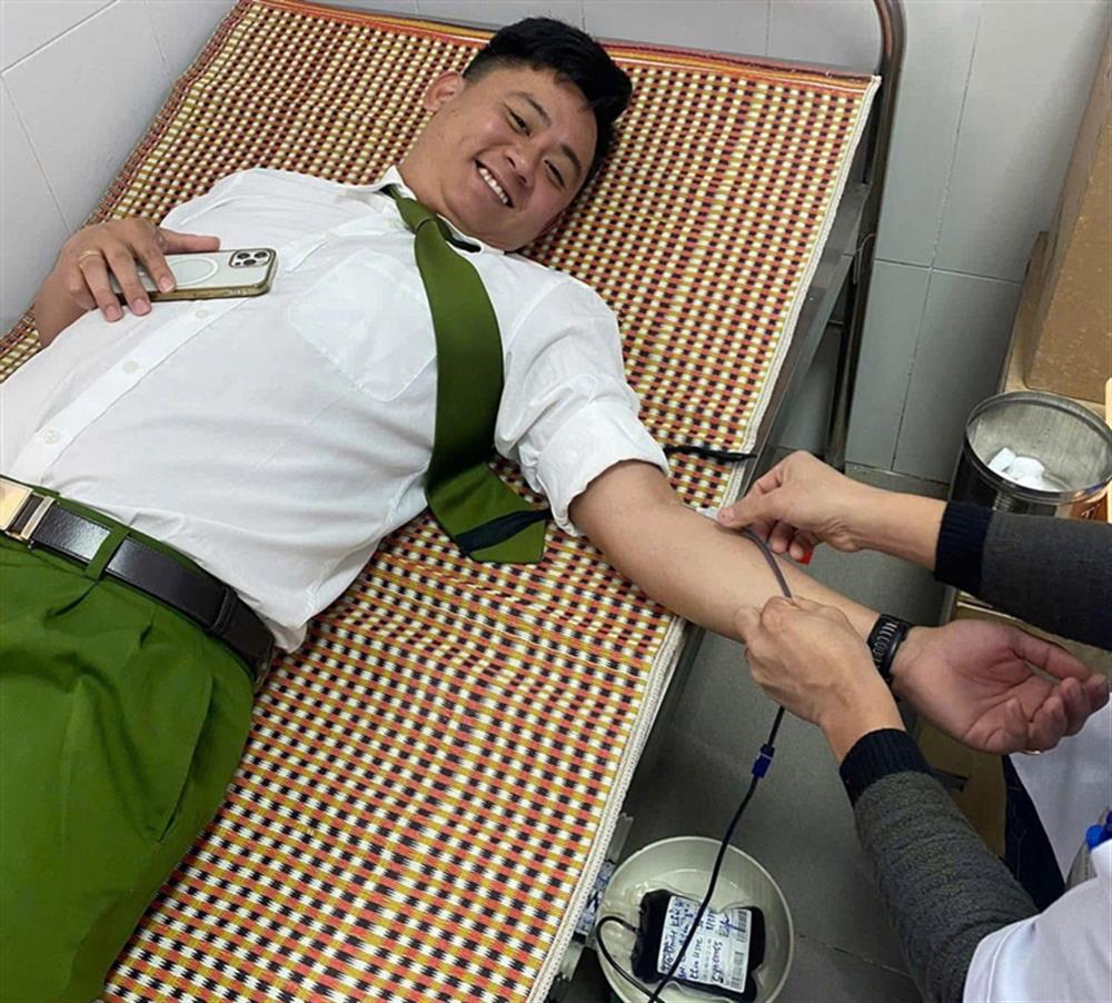 Trung uý Võ Đình Khải kịp thời hiến máu cứu người.