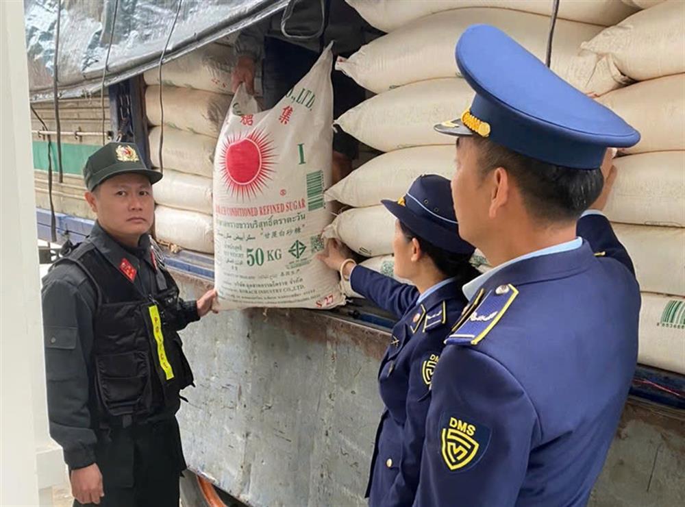 Số đường kính không rõ nguồn gốc, xuất xứ trên xe ô tô do T.Q.T điều khiển bị lực lượng chức năng phát hiện, thu giữ.