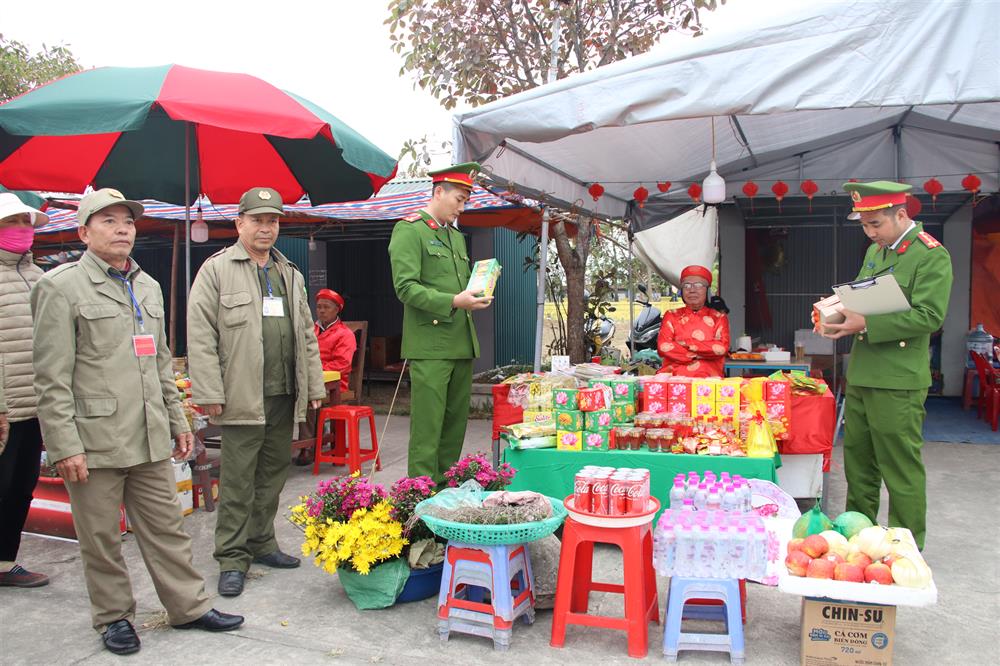 Lực lượng chức năng kiểm tra các mặt hàng kinh doanh tại chùa Trình.