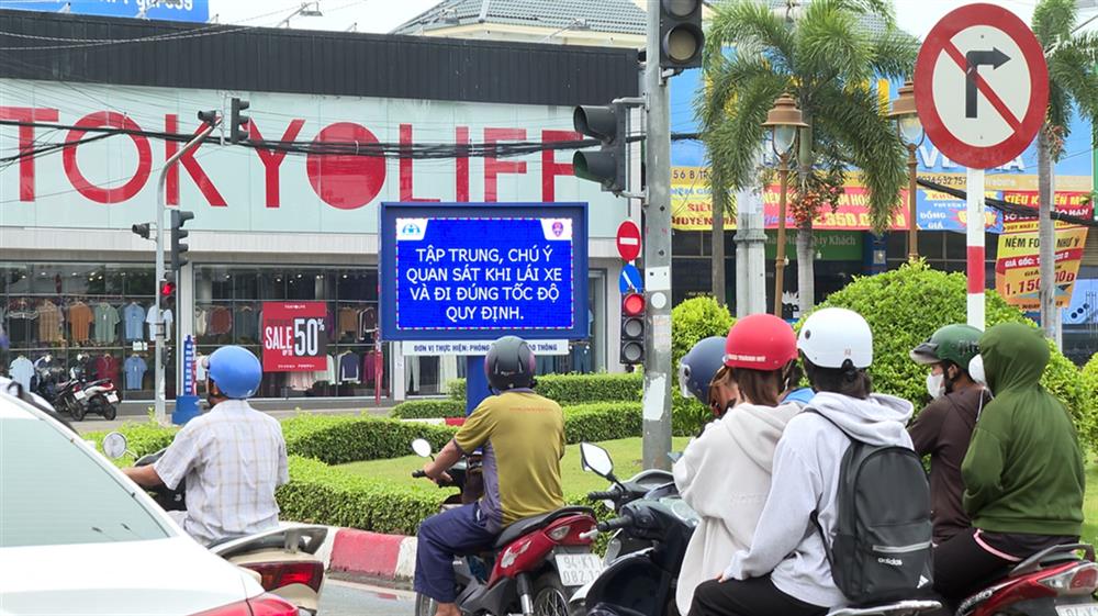 Màn hình Led tuyên truyền pháp luật về giao thông thu hút sự quan tâm của đông đảo người dân.