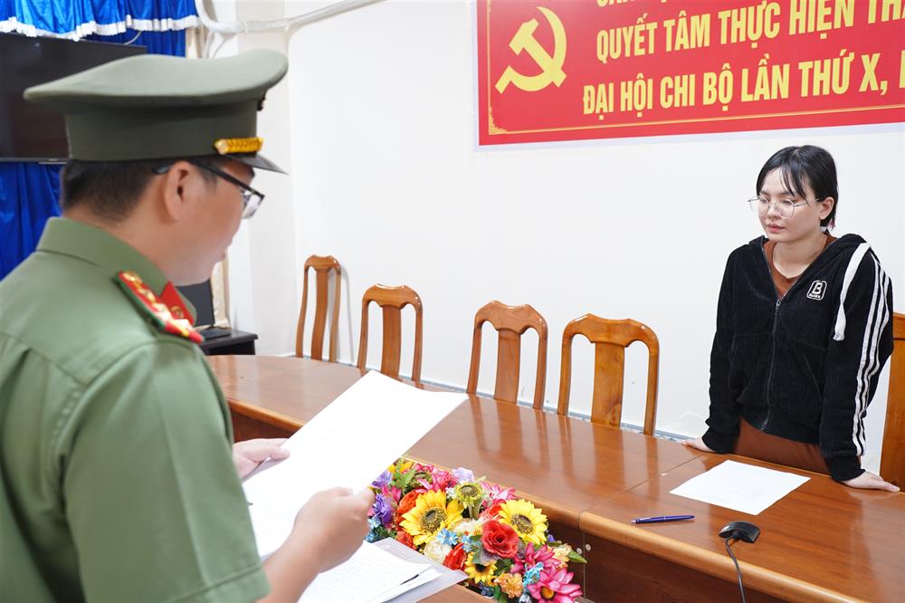 Cơ quan An ninh điều tra Công an tỉnh Cà Mau khởi tố đối tượng Nguyễn Kim Xuyến về hành vi tổ chức cho người khác xuất cảnh trái phép.