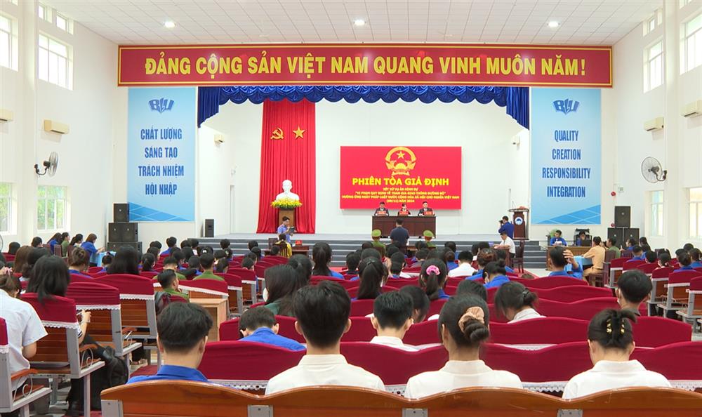 Tuyên truyền pháp luật về TTATGT thông qua “phiên toà giả định”.