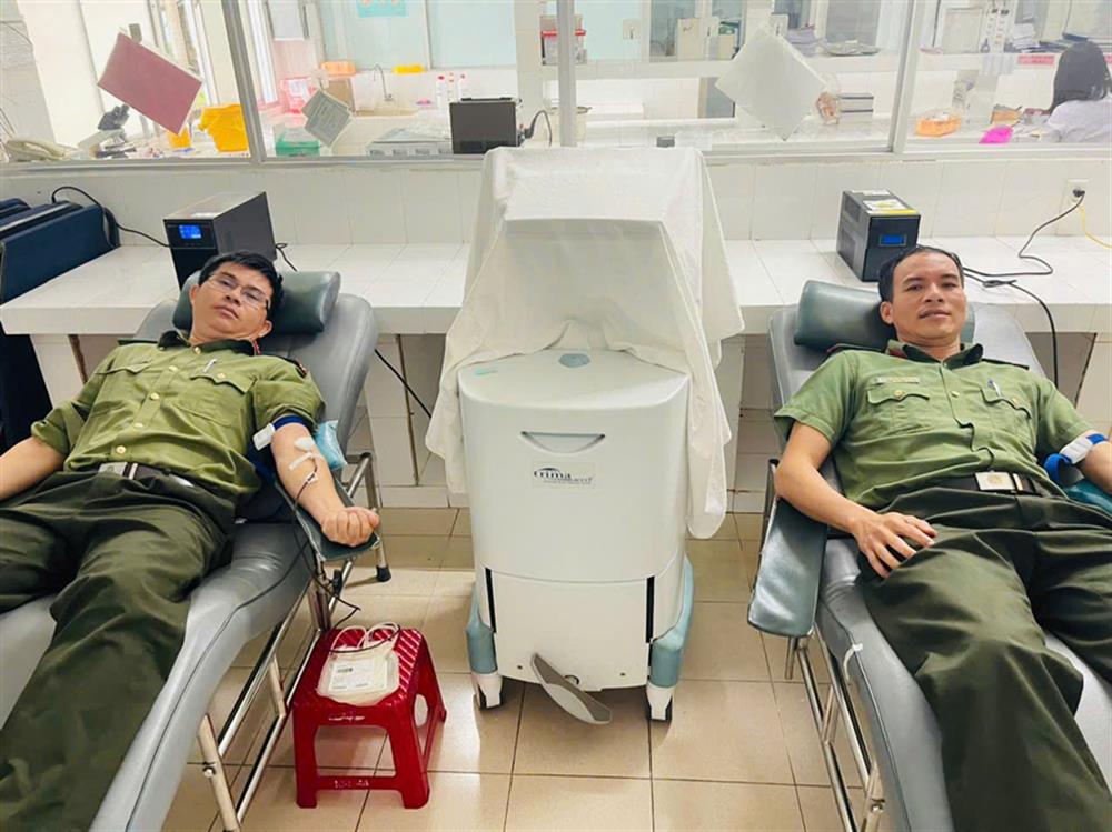 Trung tá Nguyễn Trần Thanh Hải và Thiếu tá Nguyễn Quốc Quang (phải) hiến máu cứu người