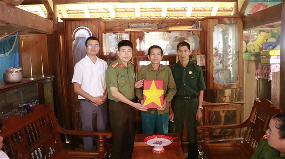 Đại tá Trần Hồng Quang, Phó Giám đốc Công an tỉnh Nghệ An đến nhà trực tiếp trao di ảnh Liệt sĩ tặng thân nhân; ân cần thăm hỏi, động viên từng gia đình.