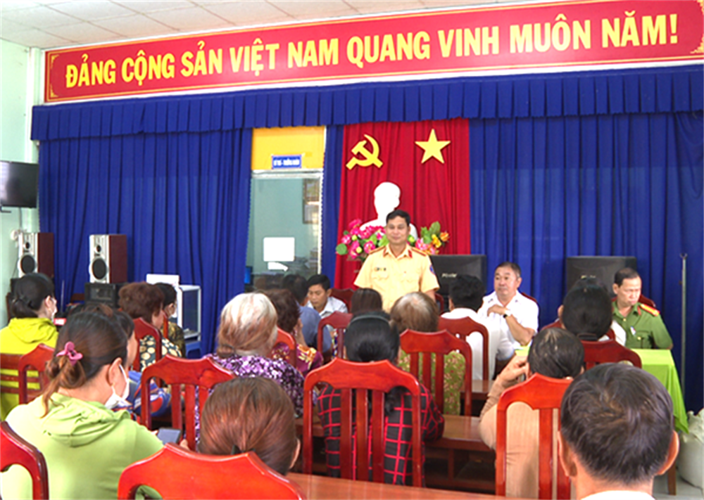Lực lượng CSGT tuyên truyền pháp luật cho người dân.