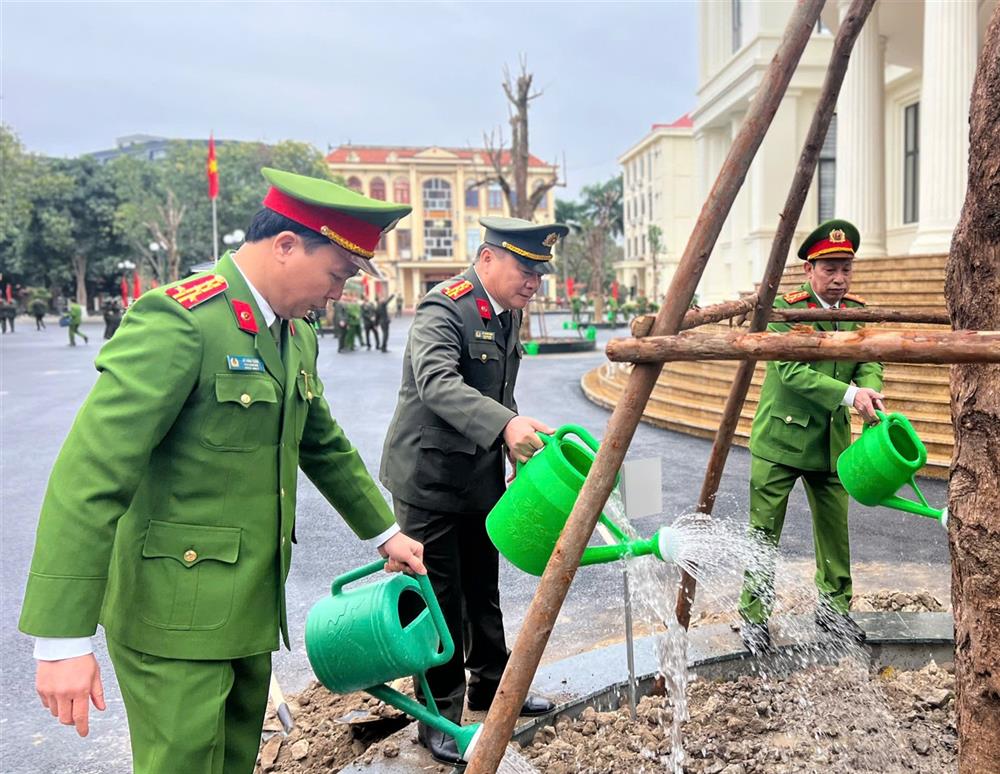Lãnh đạo Công an tỉnh Vĩnh Phúc tiến hành trồng và chăm sóc cây xanh tại khuôn viên vườn hoa trụ sở Công an tỉnh.
