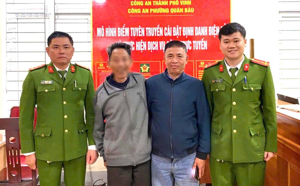 Công an phường Quán Bàu, thành phố Vinh đưa ông H về với gia đình an toàn.