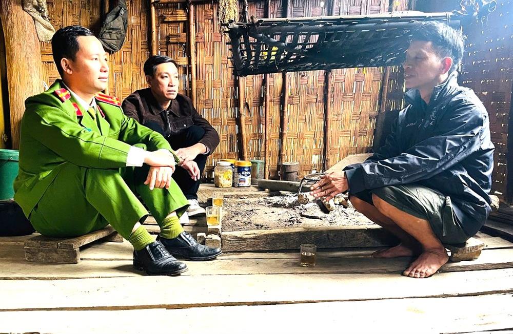 Trưởng Công an xã Lượng Minh vào bản nắm bắt tâm tư, nguyện vọng của người dân, vận động học sinh đi học trở lại sau Tết.